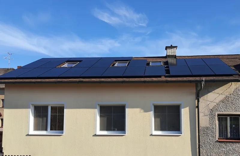 Fotovoltaická elektrárna 10 kW na rodinném domě v Červeném Kostelci, panely kolem střešních oken