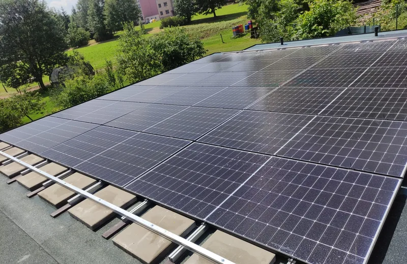 Fotovoltaická elektrárna 9 kW na ploché střeše garáže v Červeném Kostelci