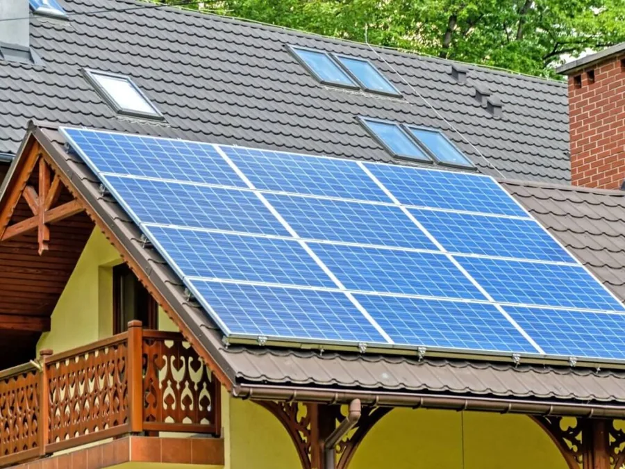 Fotovoltaické panely na střeše rodinného domu