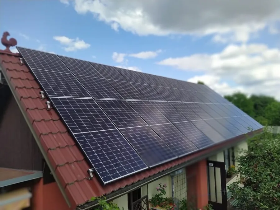 Fotovoltaické panely na taškové střeše
