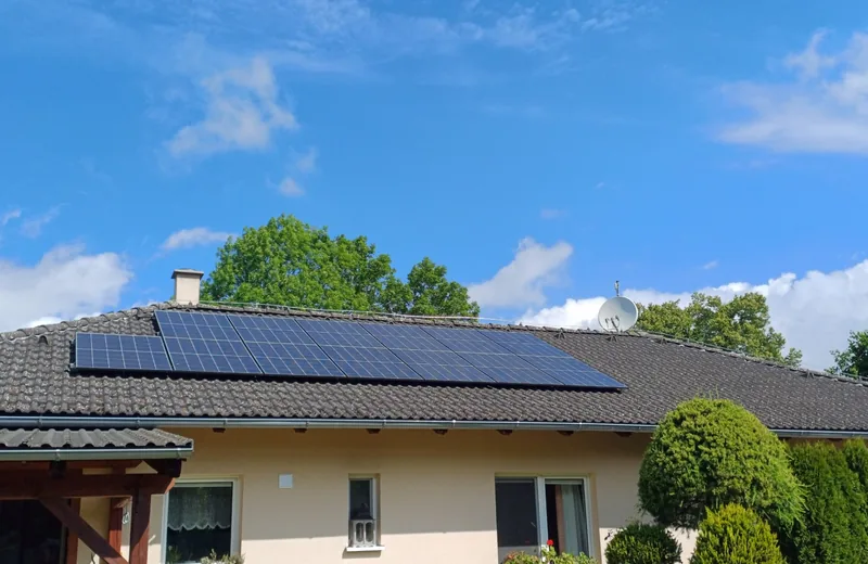 Rodinný dům v Zábrodí s fotovoltaickou elektrárnou 10 kW na střeše