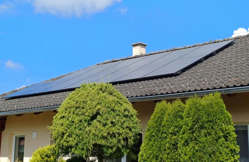 Fotovoltaické panely na střeše rodinného domu v Zábrodí