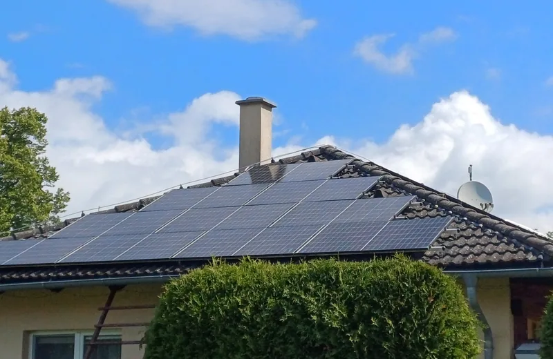Fotovoltaická elektrárna na valbové střeše rodinného domu v Zábrodí